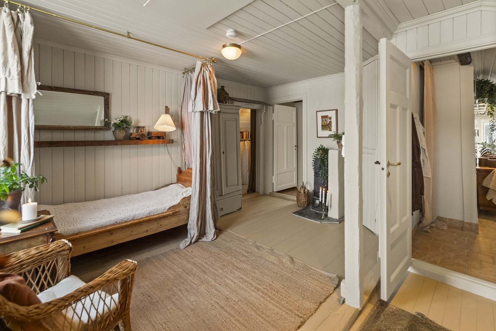 Opp trappen møtes du med et stort rom som kan fungere som en loftstue (tidligere soverom) Galleribilde