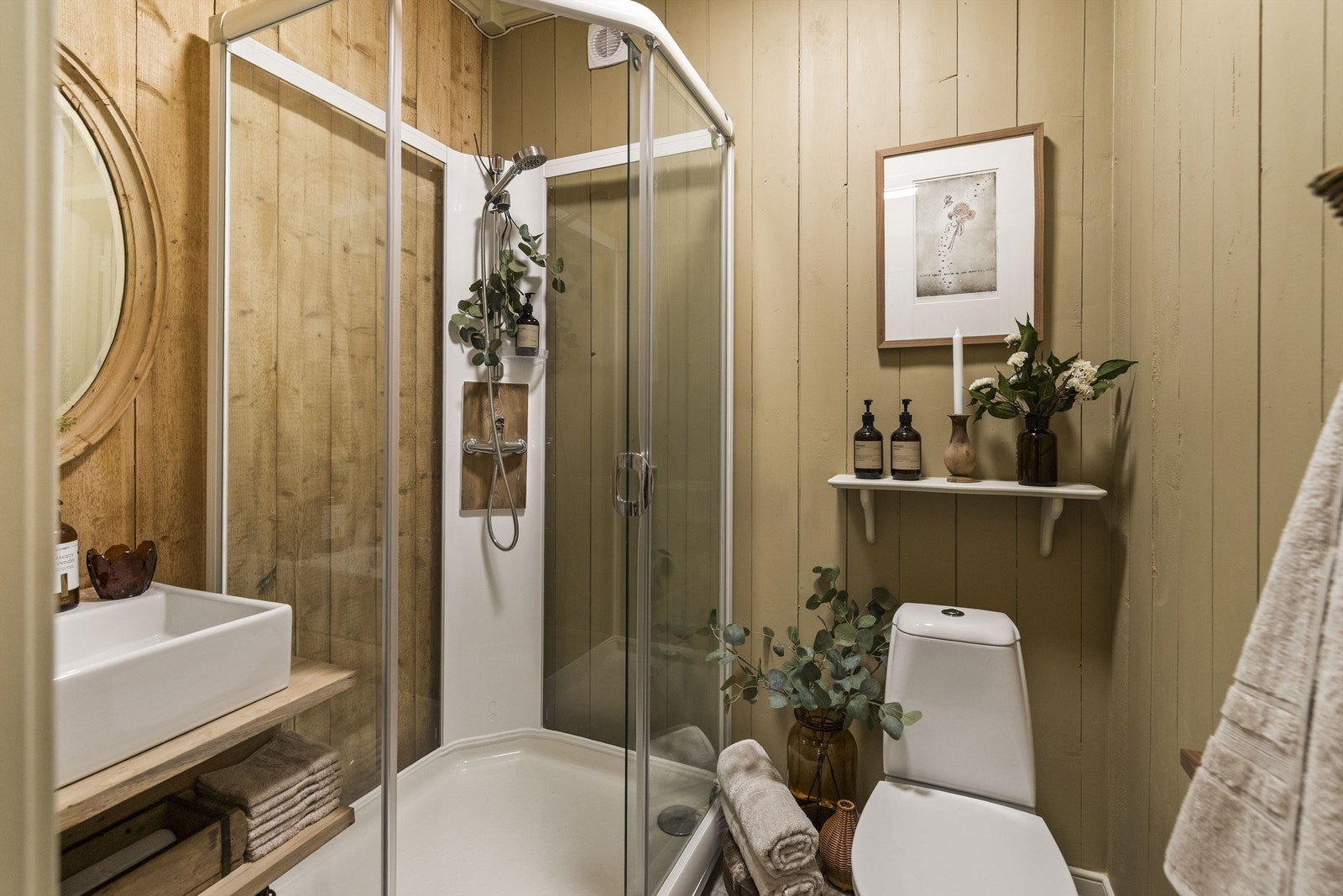 badet har servant i innredning, dusjkabinett og toalett Galleribilde