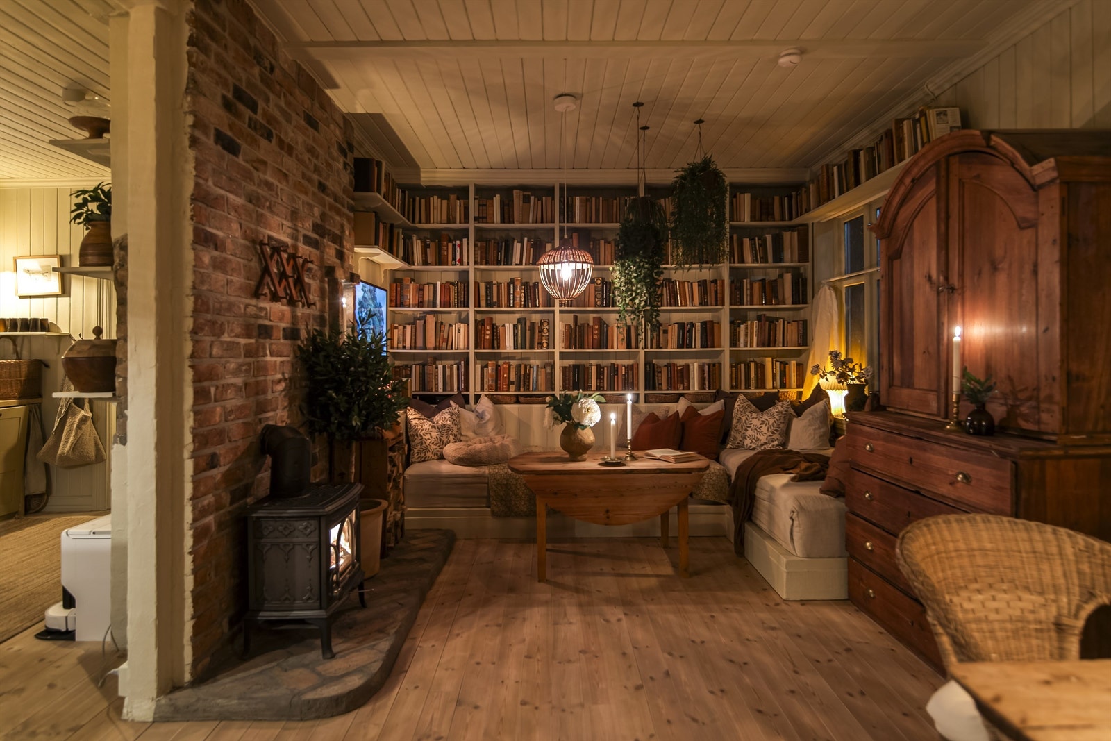 Stuen har en lun og varm følelse med flere koselige soner Galleribilde