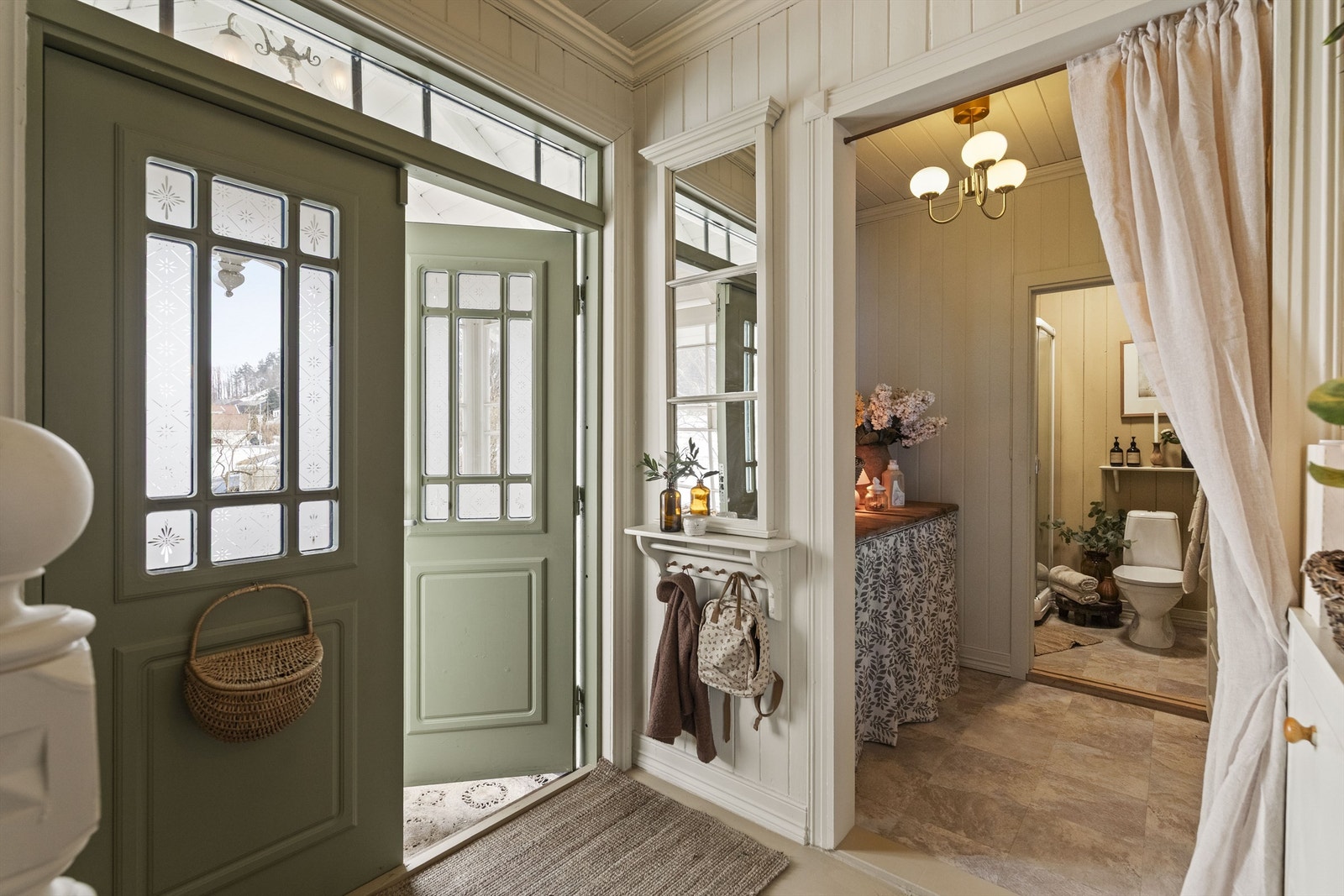 i hallen/inngangspartiet er det adkomst til bad og trapperom Galleribilde