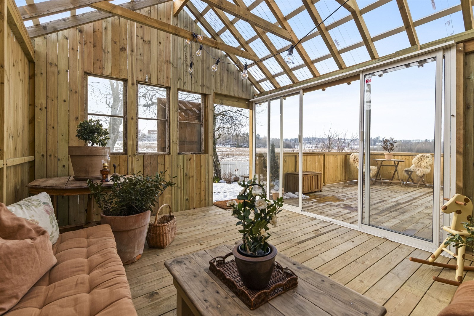 God plass til flere sittegrupper på terrassen Galleribilde