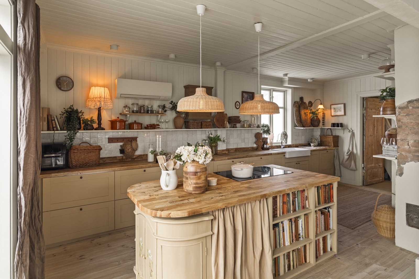 Kjøkkenøyen skaper et fint skille mellom kjøkken og stue Galleribilde