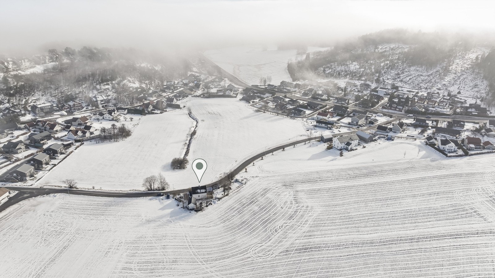 Selvom boligen ligger landlig og alene er det kort vei til boligfelt og sentrumsfasiliteter i Stokke Galleribilde