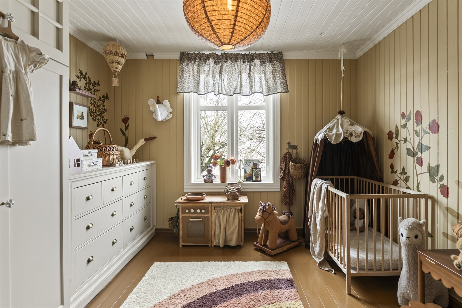 Soverommet er romslig med vindu ut mot hagen Galleribilde