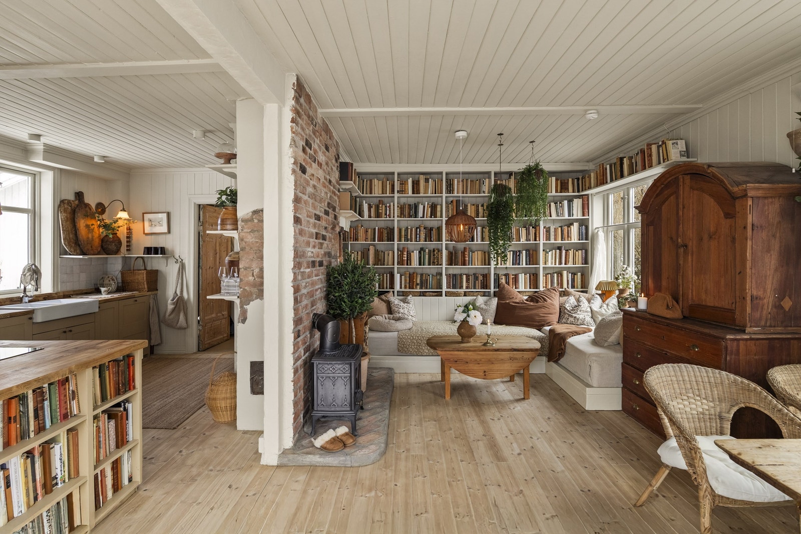 Et lekkert gjennomgående tregulv i rommet Galleribilde