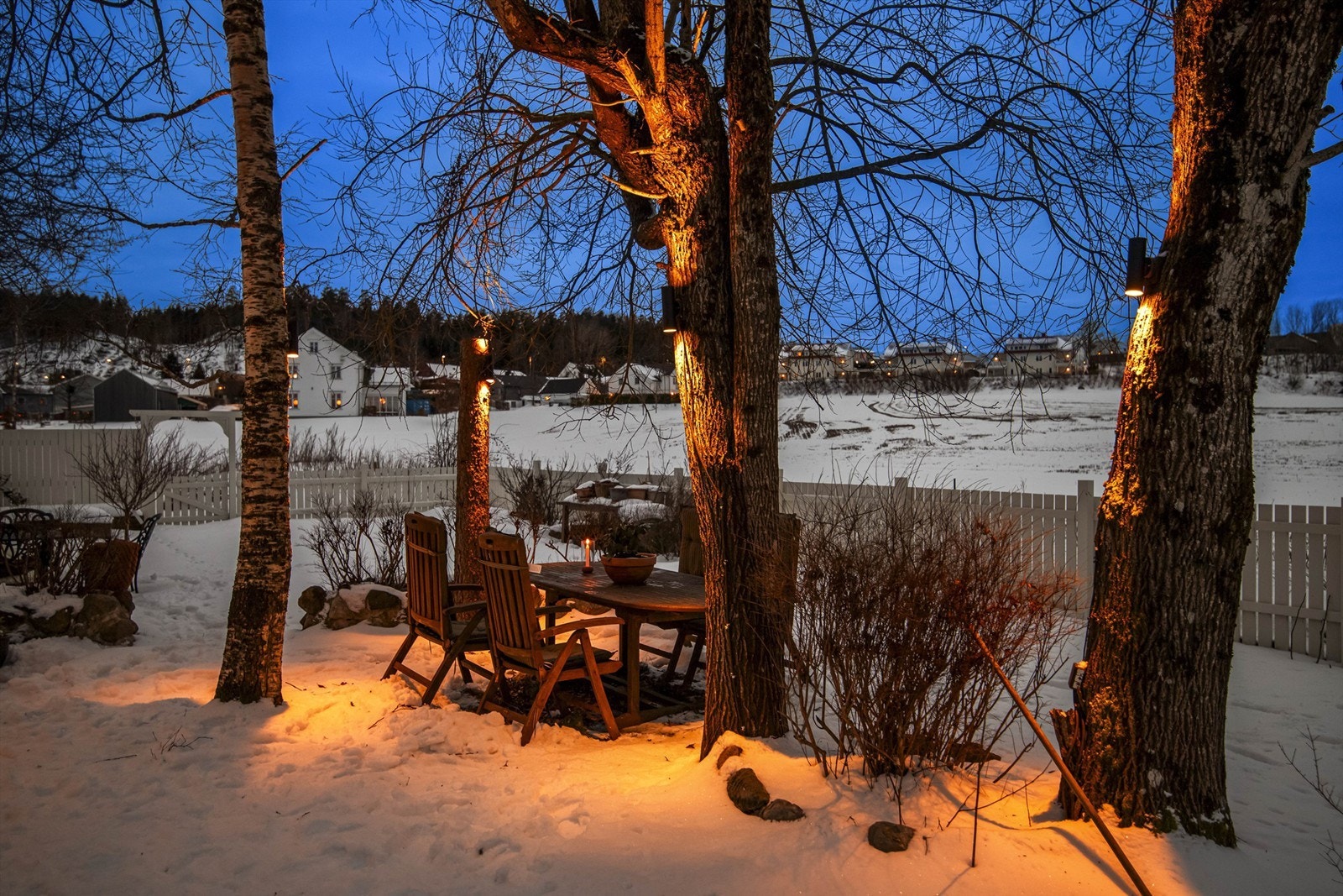 Med belysning rundt i hagen skaper dette et svært koselig uteområde Galleribilde