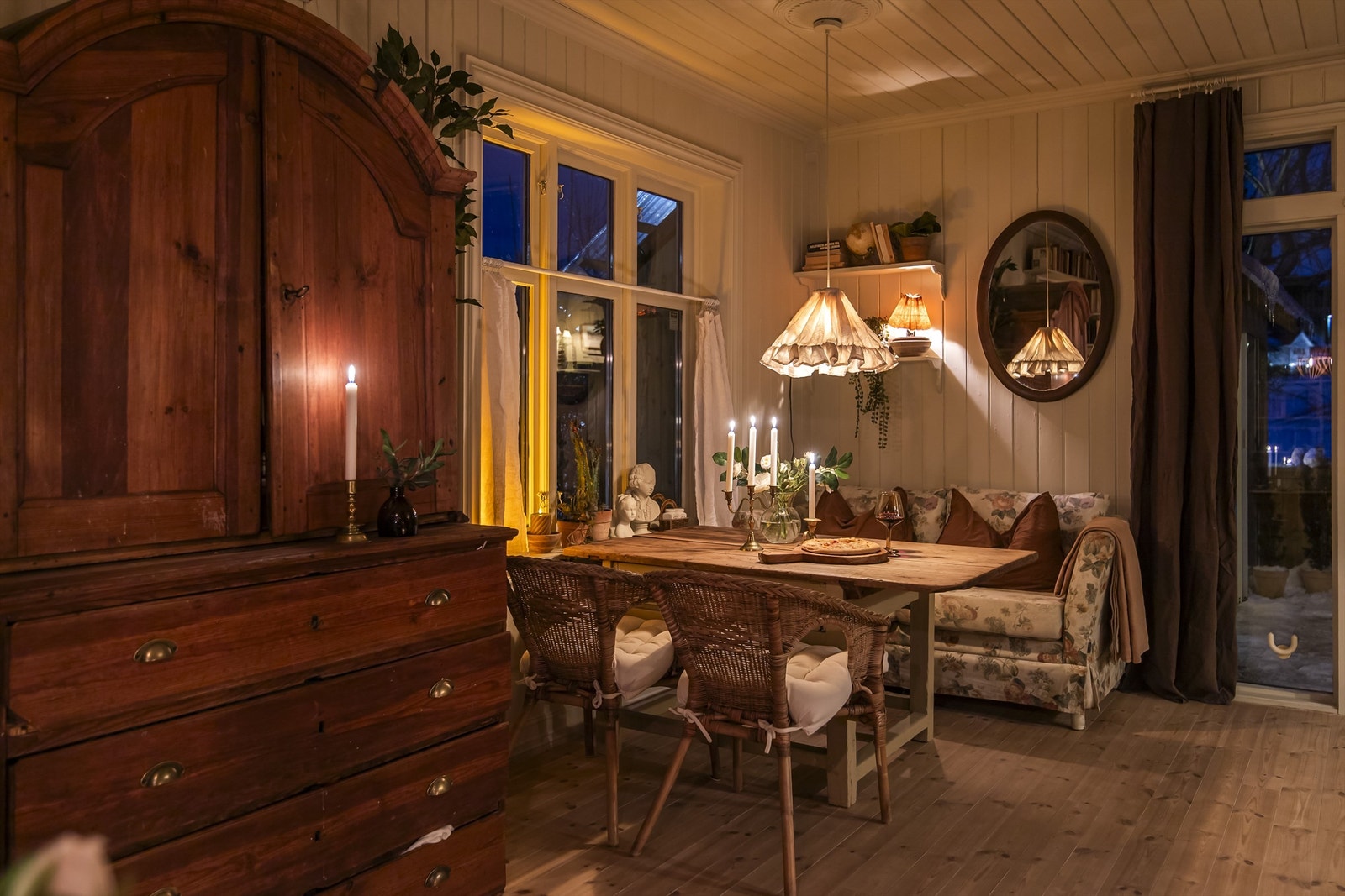 Spisestuen ligger ved kjøkkenet slik at serveringen går lett som en lek Galleribilde