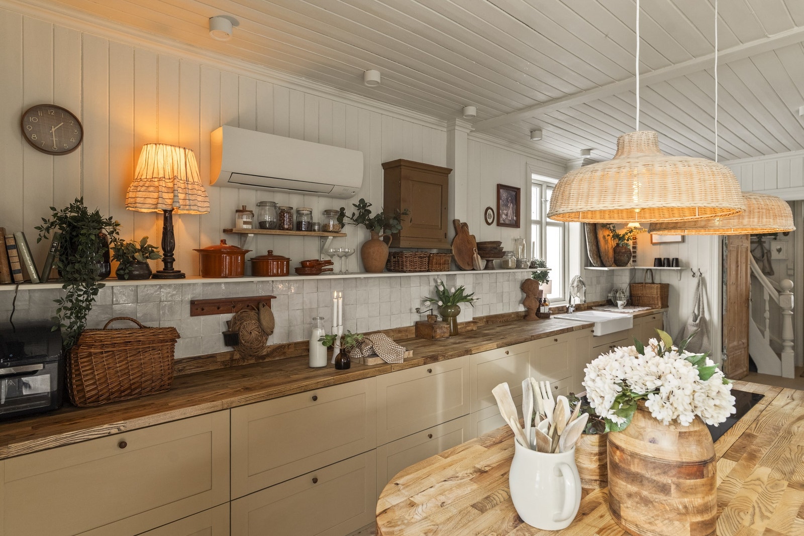 Kjøkkenet har heltre eik og ask benkplate som fullfører den gjennomgående stilen Galleribilde