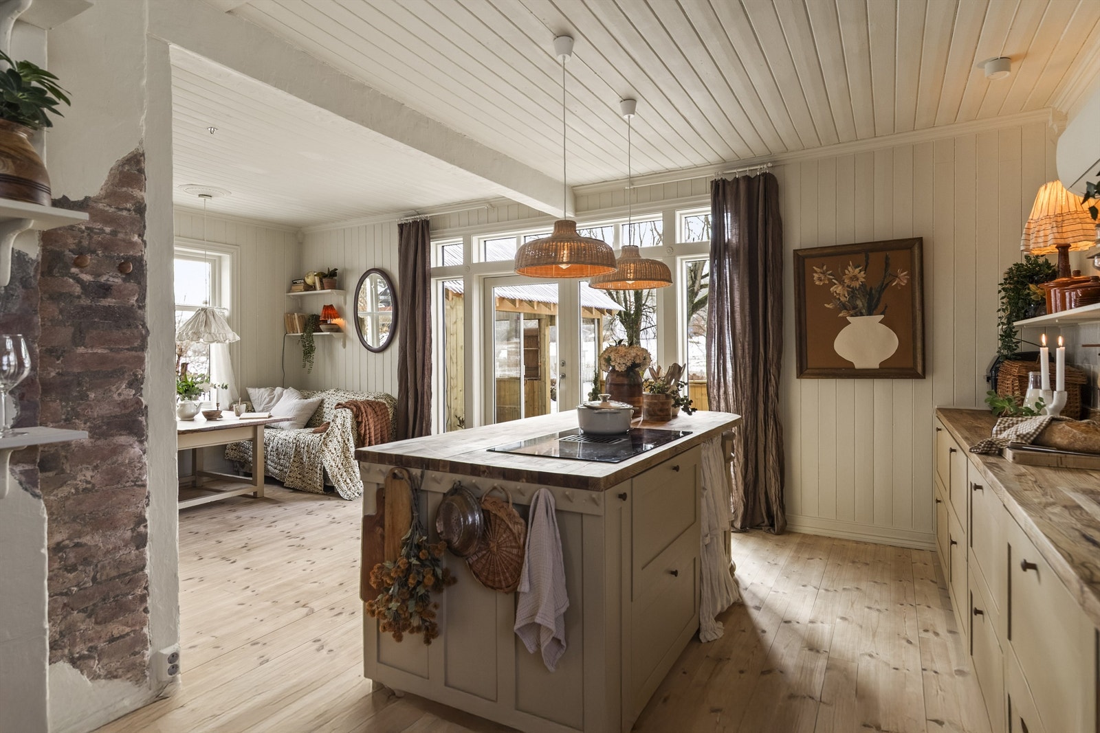 Med rikelig lys fra flere vindusflater skinner dagslyset godt inn i rommet Galleribilde