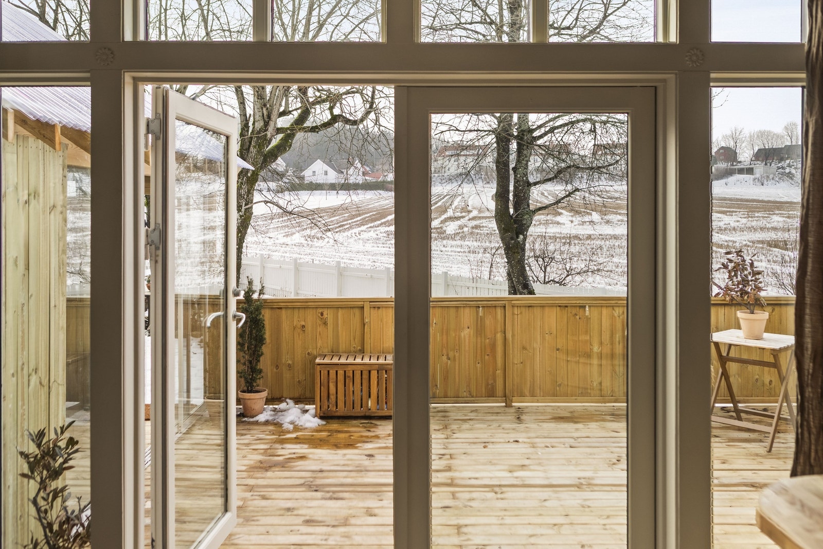 Med adkomst fra stue/kjøkken kommer du ut til en romslig terrasse med sommerstue Galleribilde