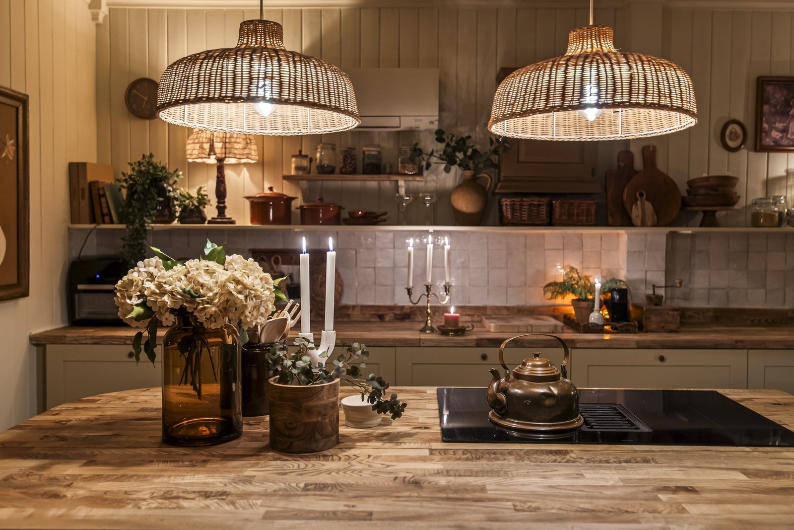 Et lekkert kjøkken skaper hjerte i boligen hvor måltidene kan forberedes i en sosial sone Galleribilde