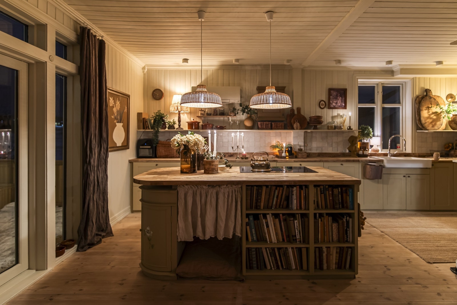 godt utstyrt kjøkken som har godt med skap og benkplass Galleribilde