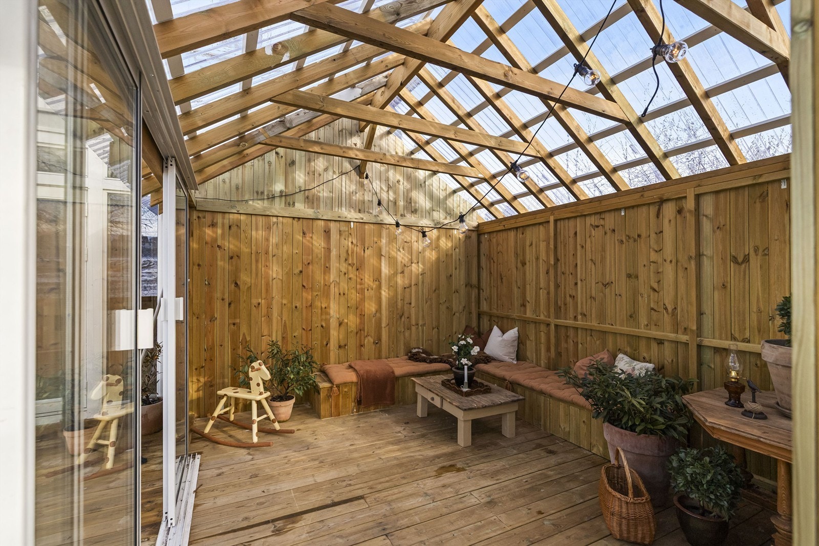 I sommerstuen kan du sitte lunt og godt beskyttet fra vær og vind Galleribilde