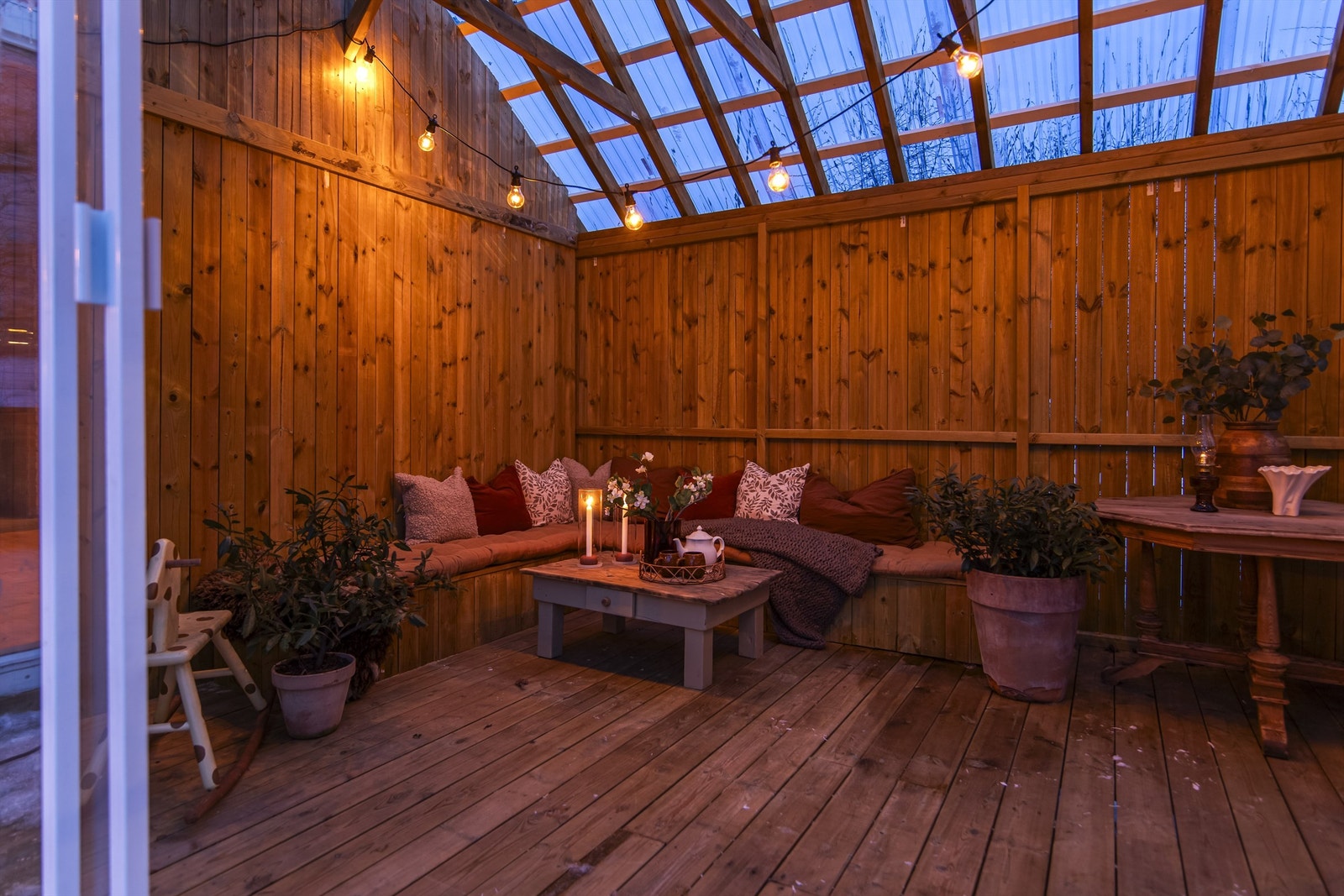 På terrassen er det satt opp en sommerstue Galleribilde