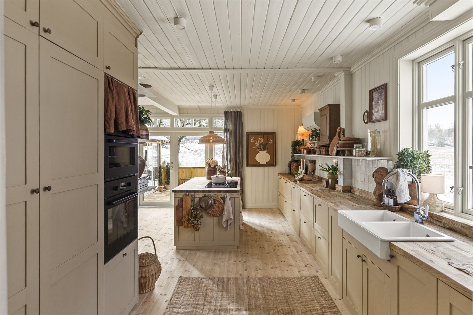 Kjøkkenet har integrerte hvitevarer og godt med skap og benkplass Galleribilde