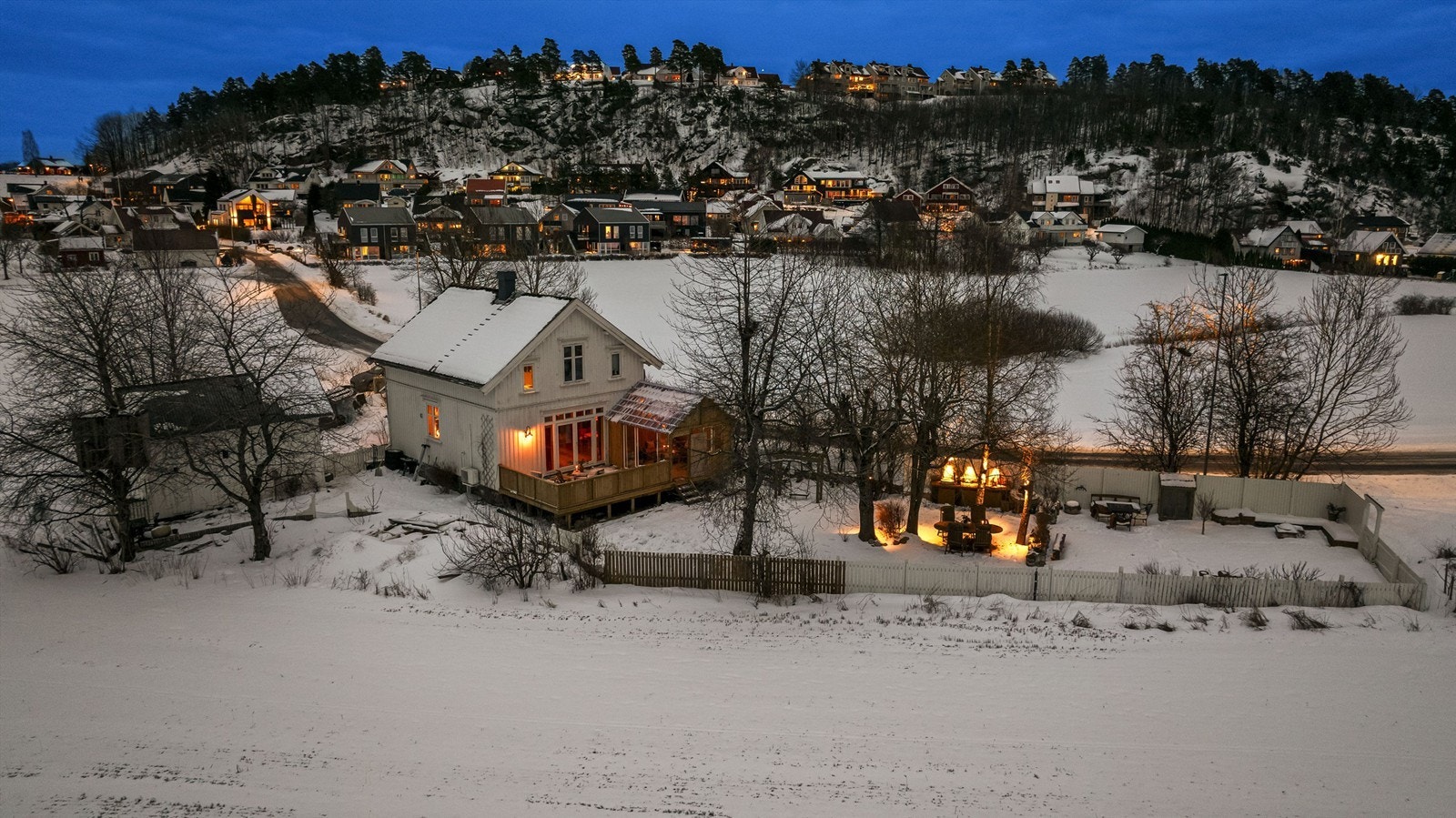 Boligen ligger plassert for seg selv omkranset av jorder Galleribilde