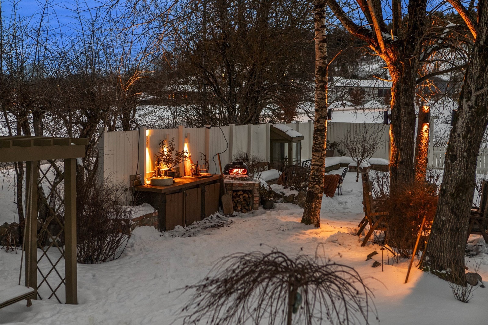 I hagen finner du et utekjøkken slik at middagen kan tilbredes utendørs Galleribilde