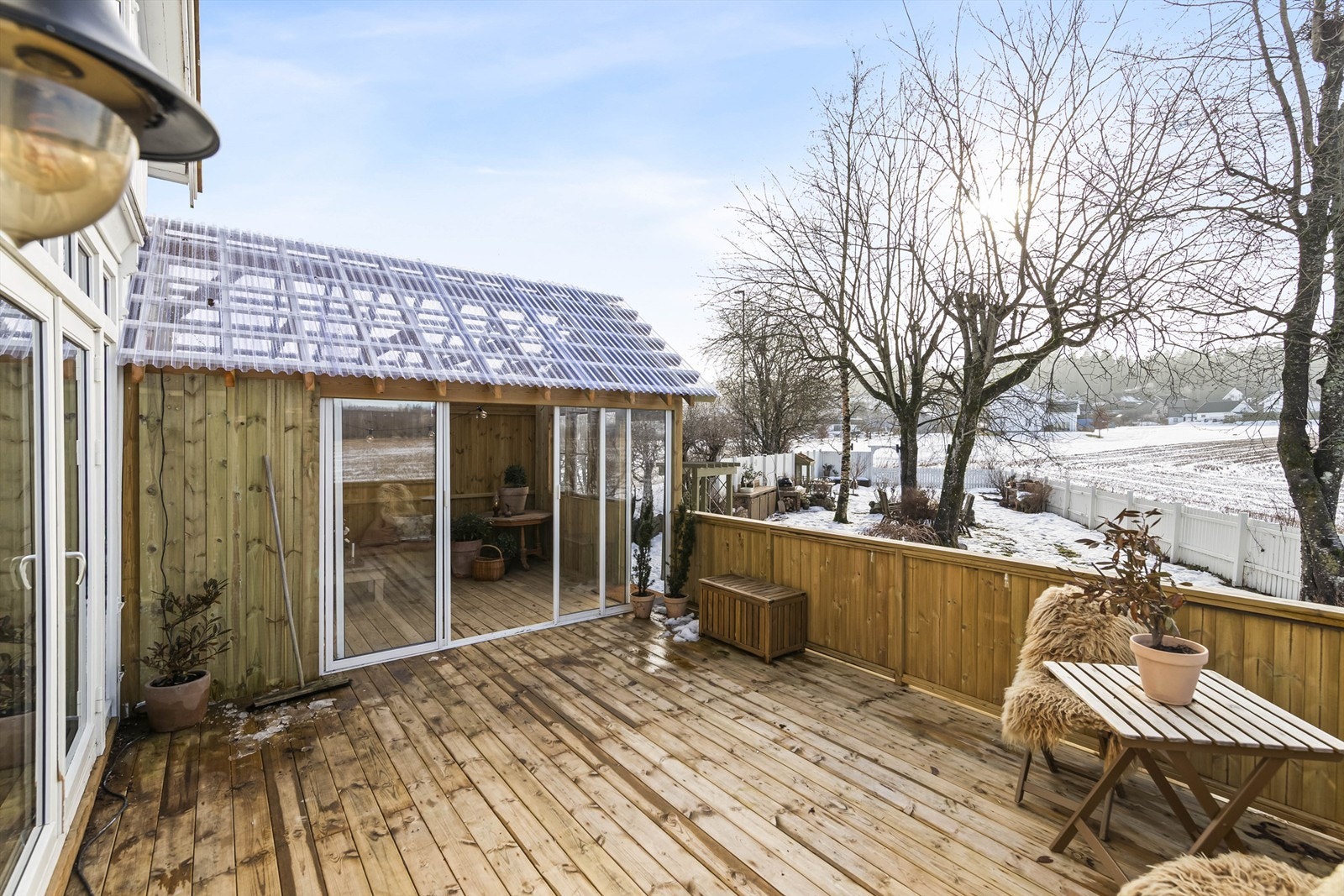 Fra terrassen er det trapp ned til den fine hagen Galleribilde