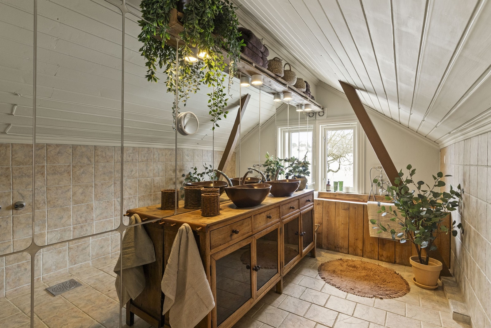 baderom 2.etg med speilvegg, dobbel servant og badekar Galleribilde