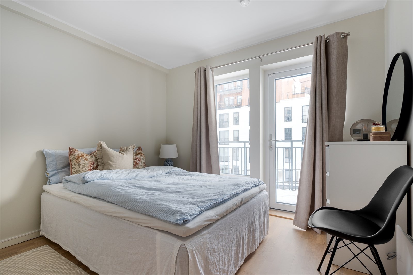 Stort hovedsoverom i underetasjen med dør ut til altan. Galleribilde