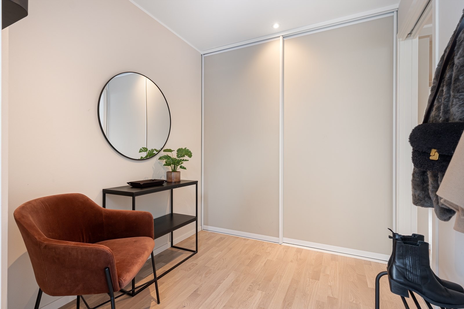 Yttergangen er romslig og har en spesialdesignet skyvedørsgarderobe som gjør det enkelt å holde orden. Galleribilde