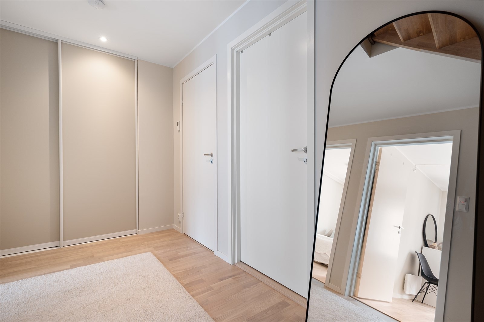 Romslig gang med spesialdesignet garderobeløsning fra Amiga. Vannbåren gulvvarme i hele underetasjen. Galleribilde