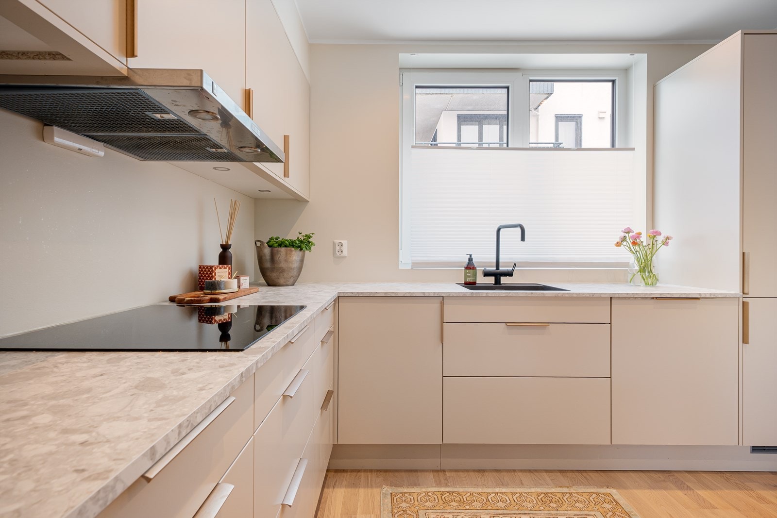 Integrert kjøle/fryseskap, oppvaskmaskin, stekeovn fra Bosch samt induksjons koketopp. Kompesitt kjøkkenvask. Galleribilde