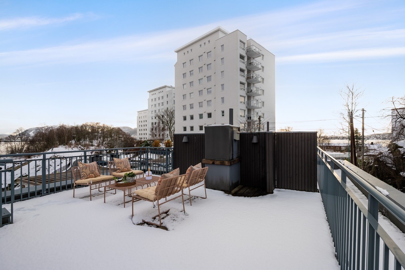 Privat takterrasse på 30 m² med god plass til utemøbler og grill. Vakker sjøutsikt og sol hele dagen. Galleribilde