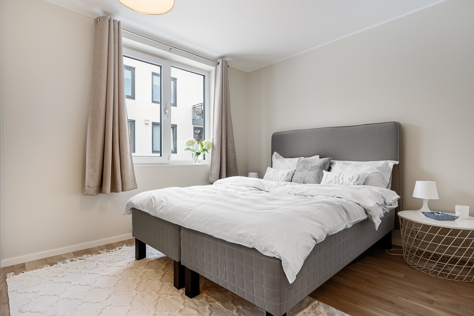 Soverommet i øverste etasje er stort med god plass til dobbeltseng. Galleribilde