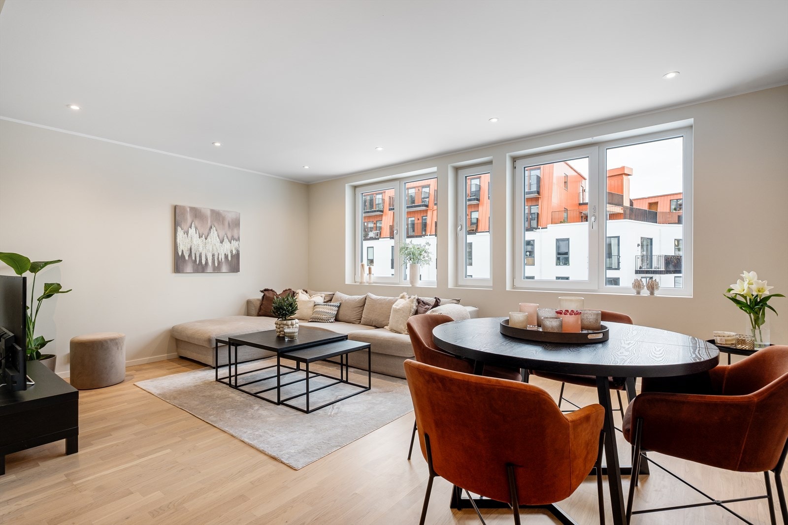 Stuen er romslig med store vindusflater og spotter i tak. Galleribilde