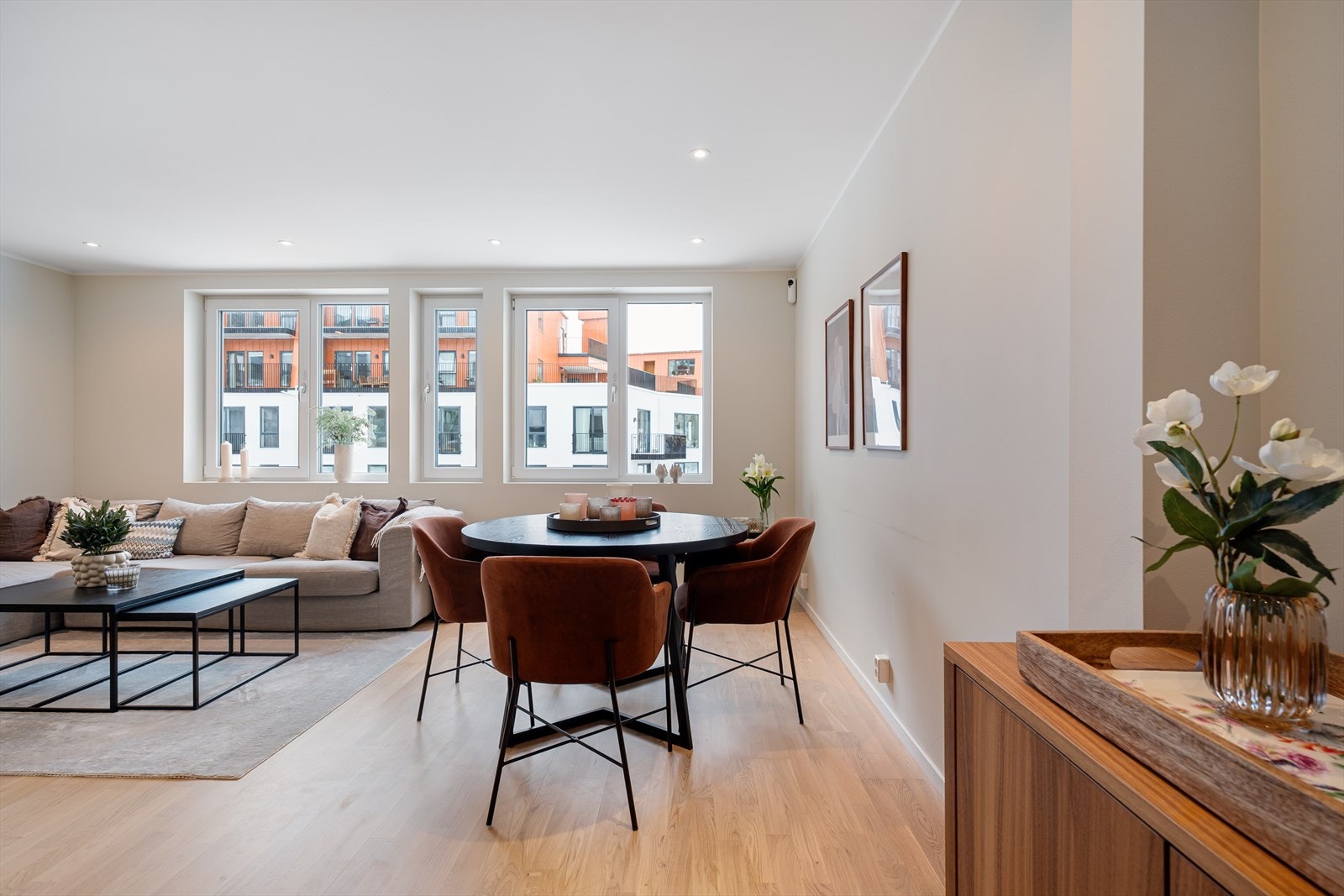 Om ønskelig kan man dekke langbord og ha plass til hele familien og gode venner. Galleribilde