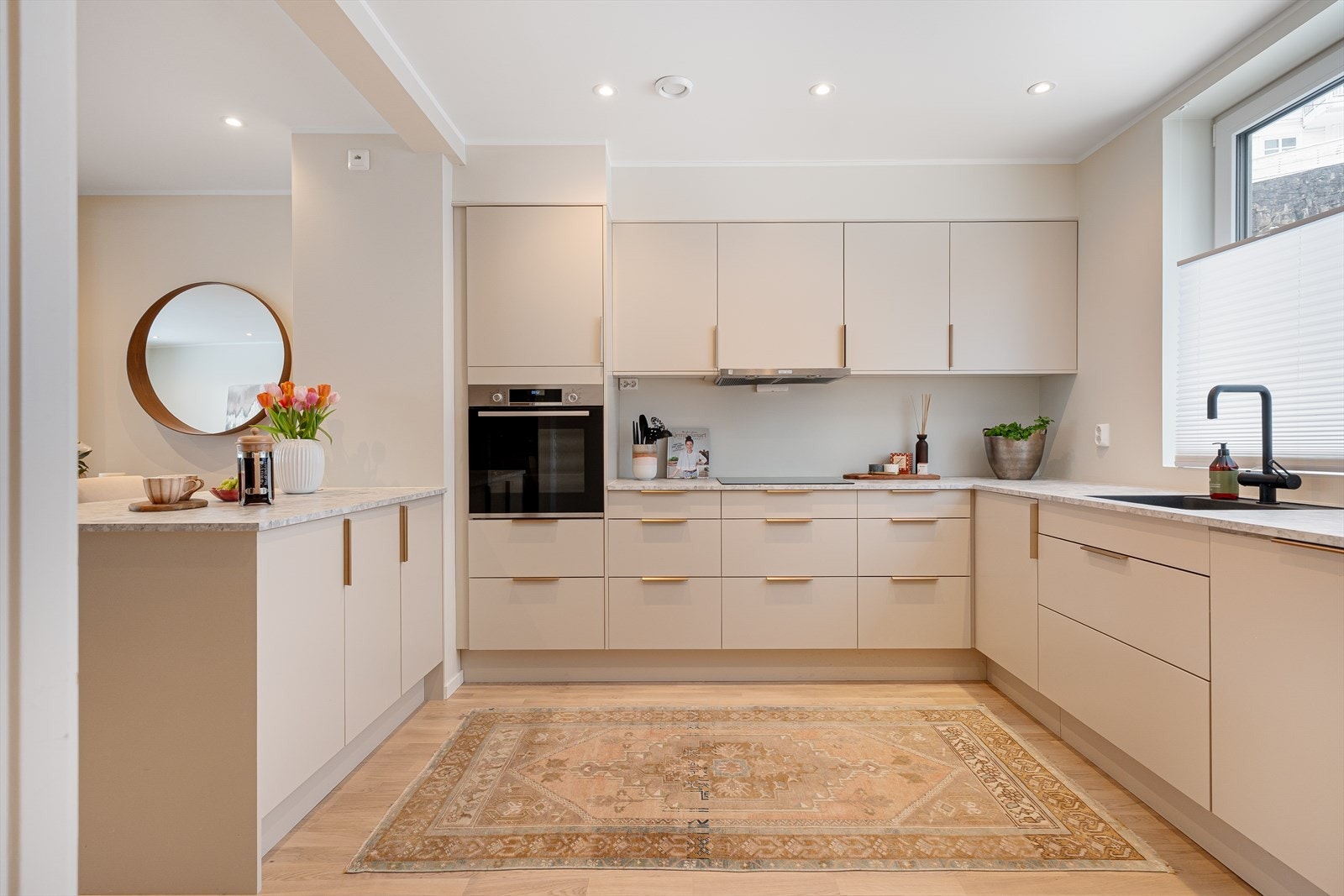 Elegant og oppgradert kjøkken fra Sigdal. Slette fronter med flotte Edge messinghåndtak gir et stilrent og moderne uttrykk. Galleribilde