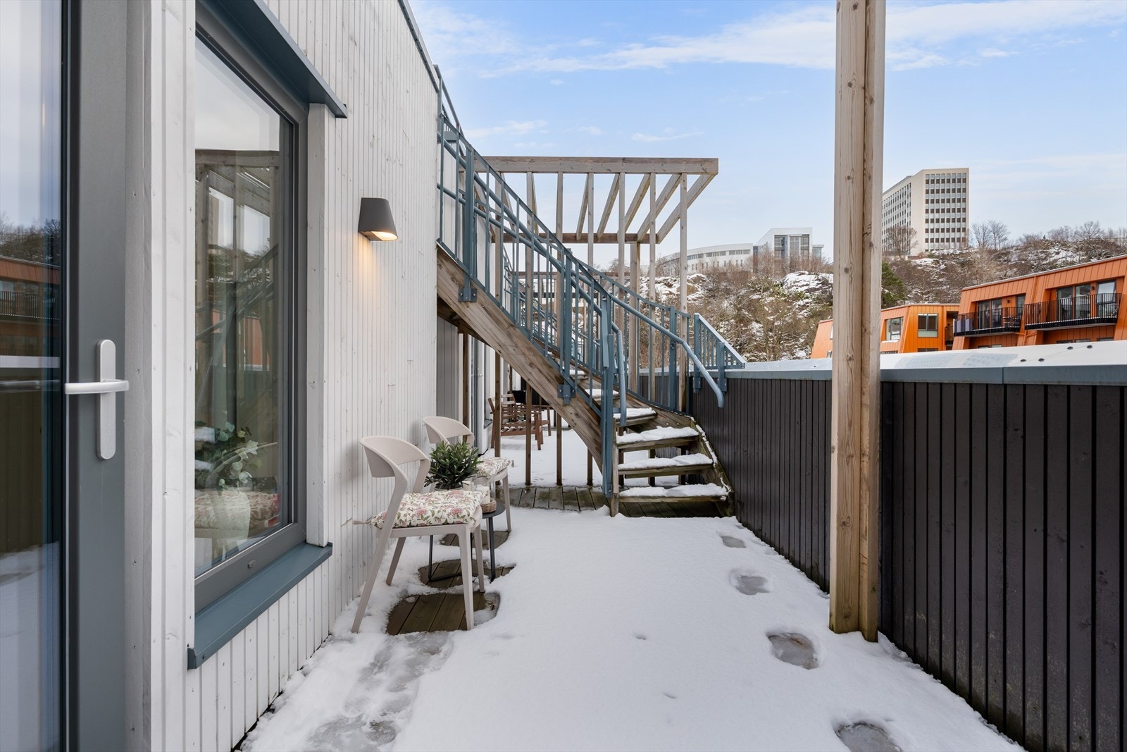 Fra rommet er det utgang til altan, med videre trapp opp til en flott og solrik takterrasse. Gulvet er belagt med terrassebord. Galleribilde
