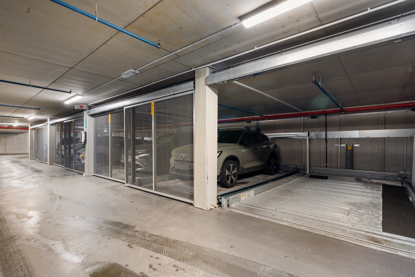 Fast garasjeplass med elbil-lader samt flere gjesteparkeringsplasser. Et flott gode i et område med manglende parkering. Galleribilde