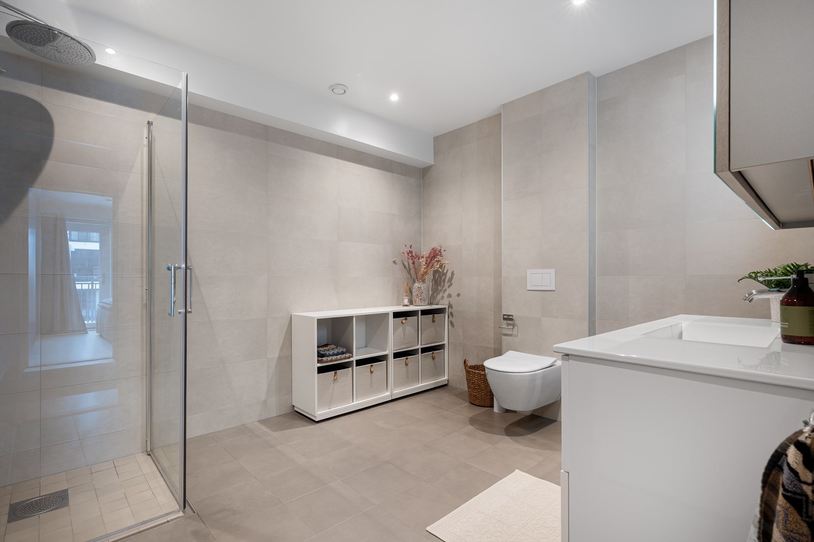 Begge soverommene i underetasjen har enkel tilkomst til stort bad. Galleribilde