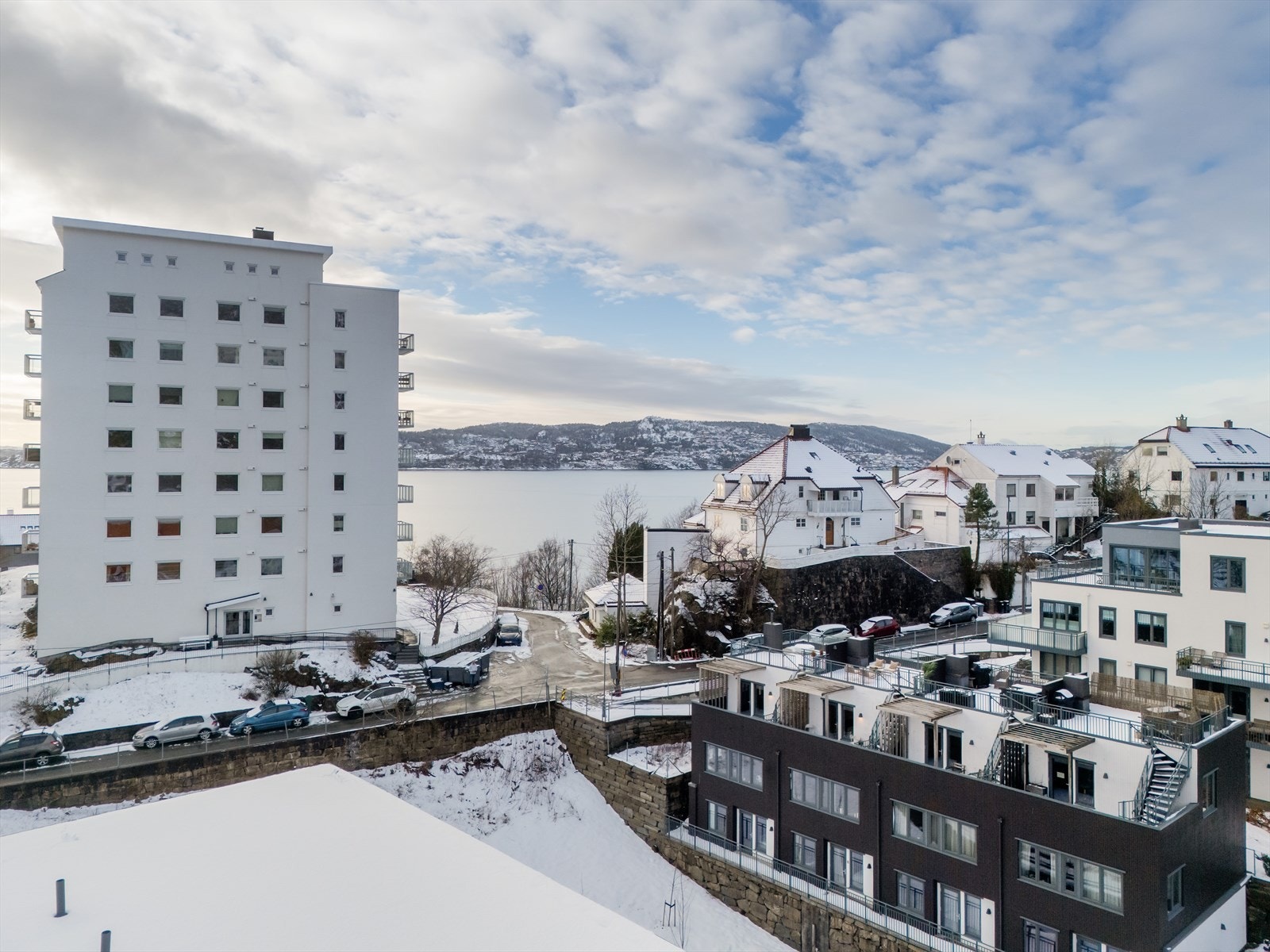 Sjøpromenader, badeplasser, padlemuligheter og turstier ligger rett utenfor døren. Galleribilde