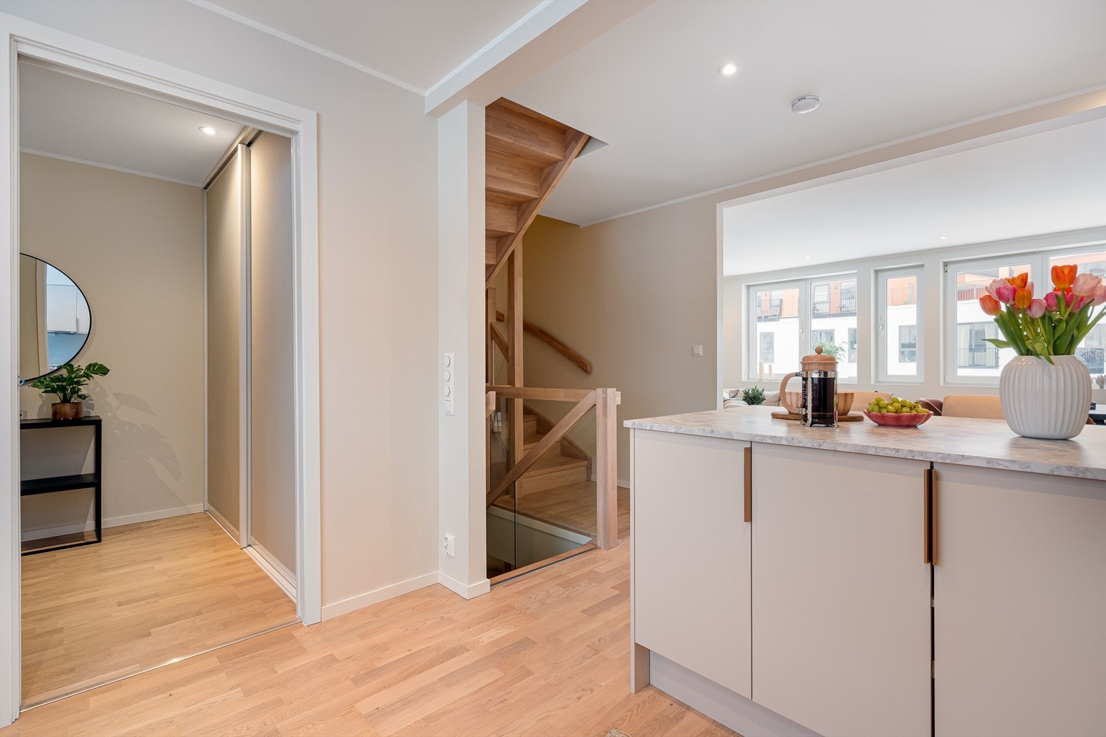 Skyvedør mellom yttergang og kjøkkenet. En lekker innvendig eiketrapp med glassrekkverk binder etasjene sammen. Trappen er oppgradert med kr. 100.000,- fra standardlevering. Galleribilde