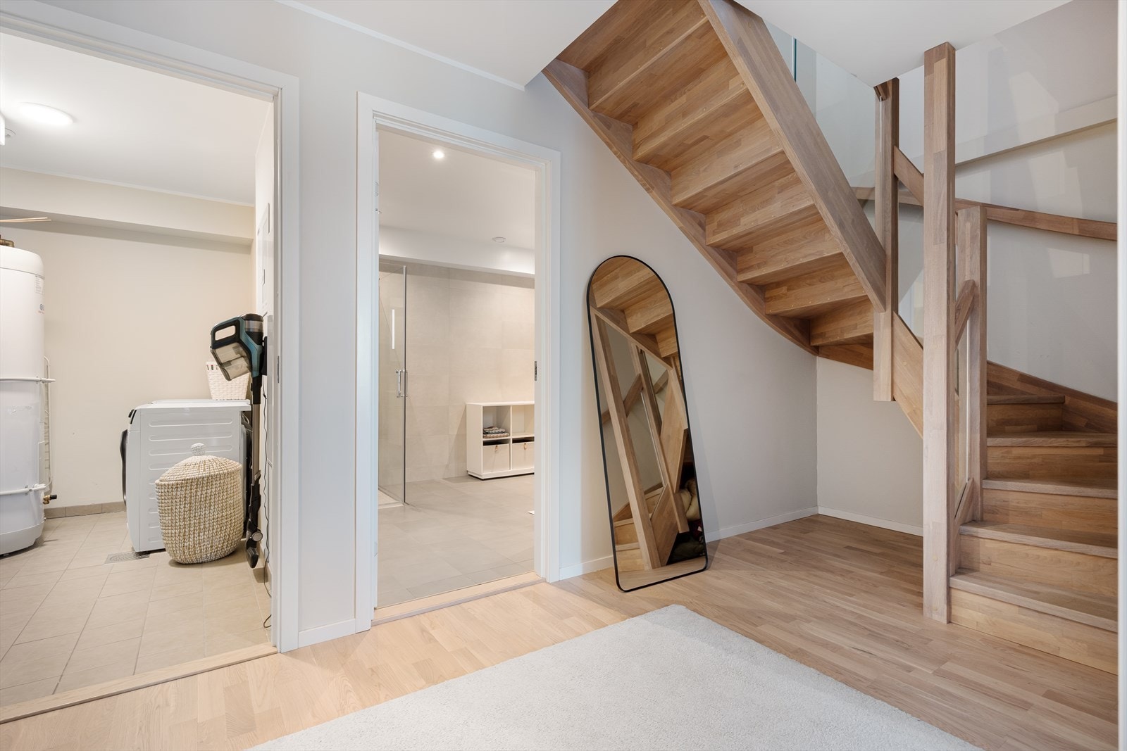 Praktisk vaskerom med rikelig plass til oppbevaring. Galleribilde