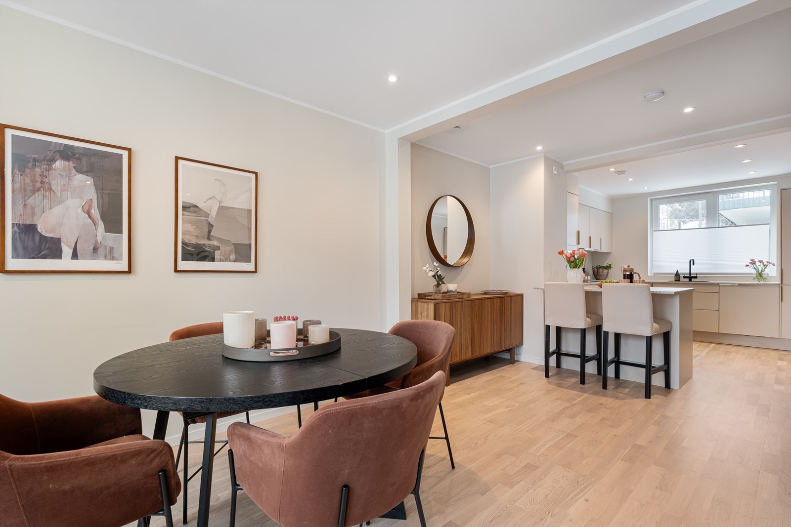 Gulvet er av trestav hvit pigmentert/hvitlasert eikeparkett. Gjennomgående i hele boligen. Galleribilde