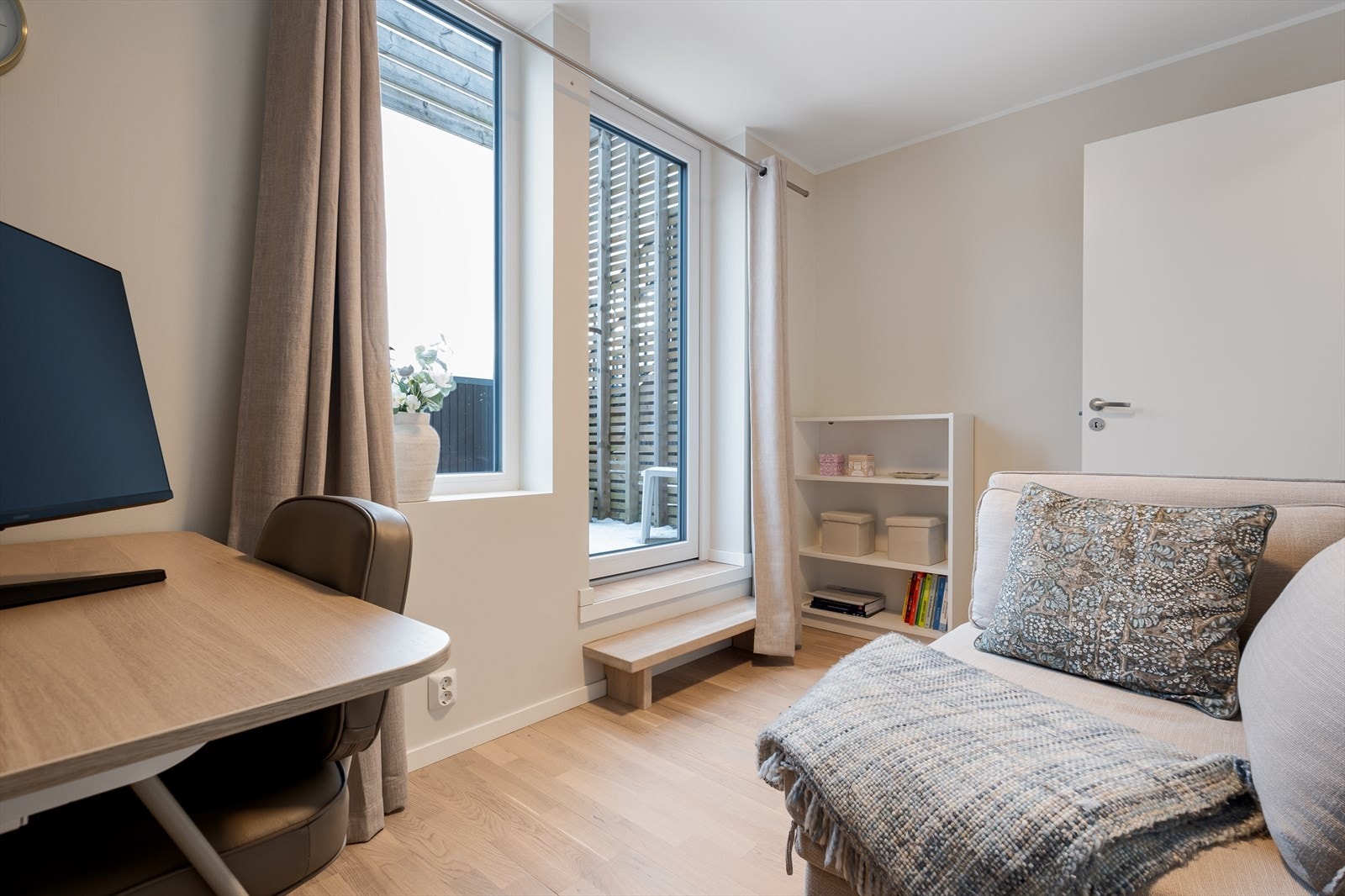 På de prosjekterte tegningene var loftet planlagt som åpen loftstue. Eier valgte i stedet å sette opp en vegg og etablere et ekstra rom, i dag brukt som kontor/TV-stue/gjesterom Galleribilde