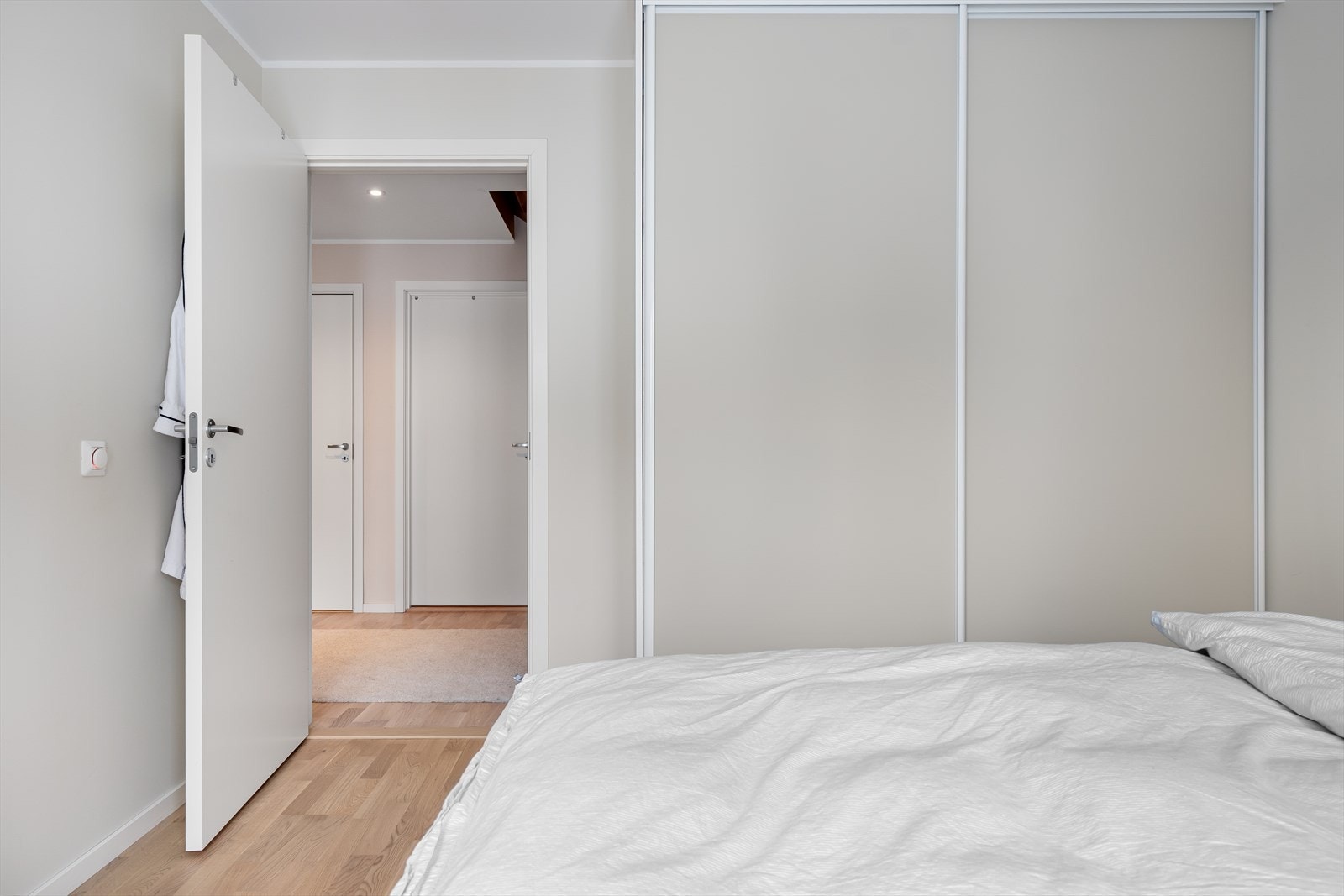 Romslig og spesialdesignet garderobeløsning fra Amiga. Skyvedørene er i samme fargepalett som resten av rommet. Galleribilde