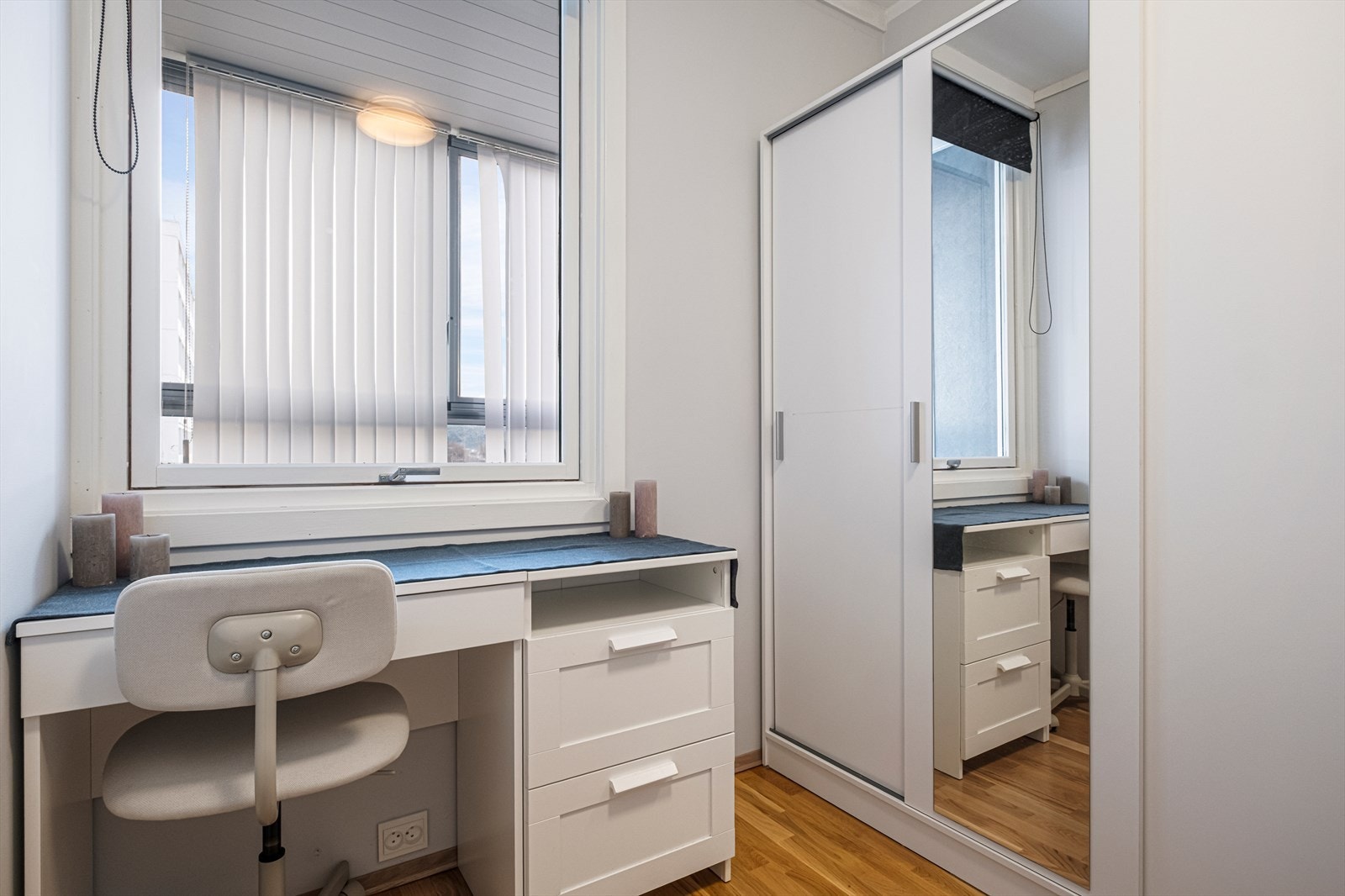 Det er godt med oppbevaring i skyvedørsgarderobe. Galleribilde