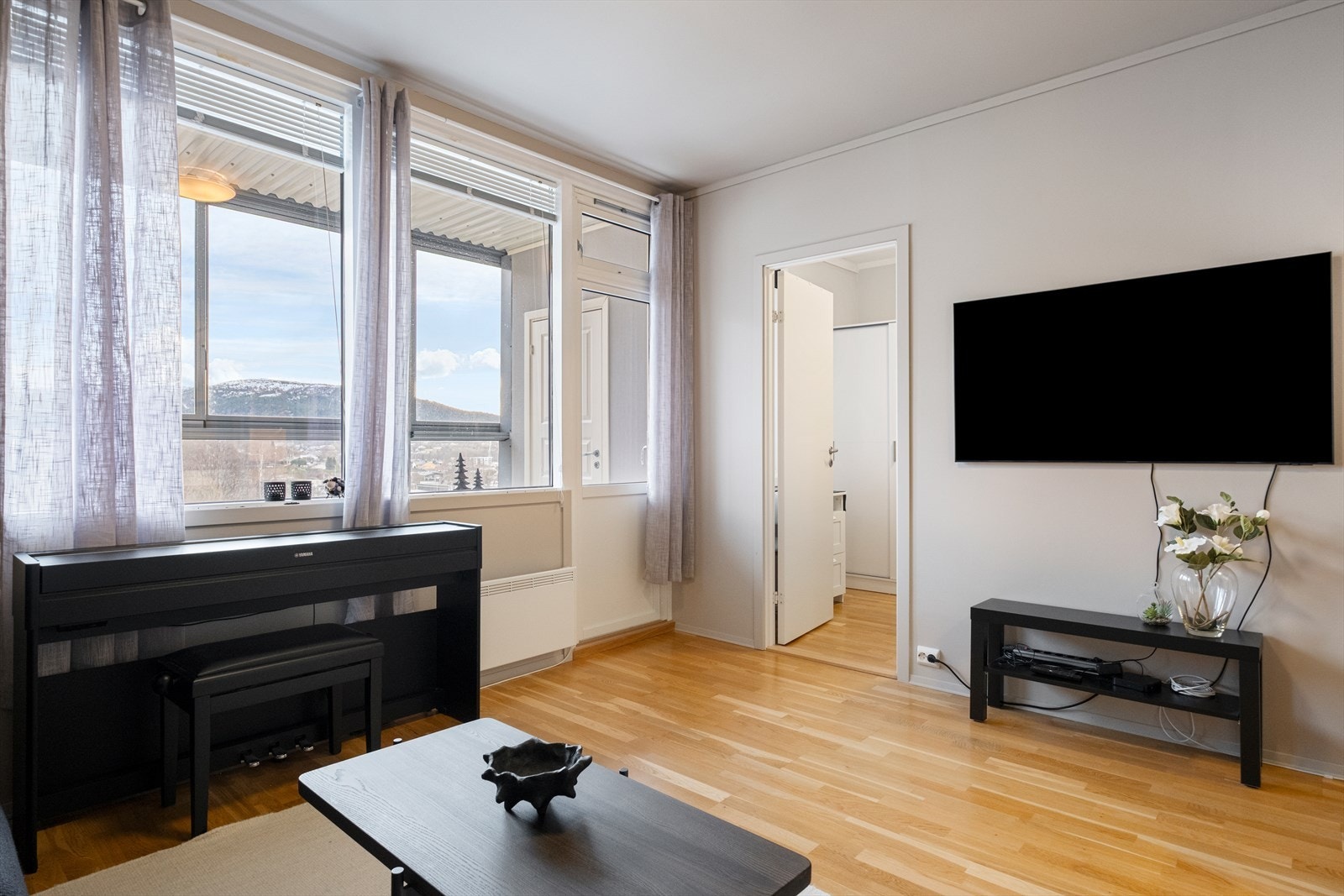 De store vindusflatene gir rikelig med naturlig lysinnslipp. Galleribilde