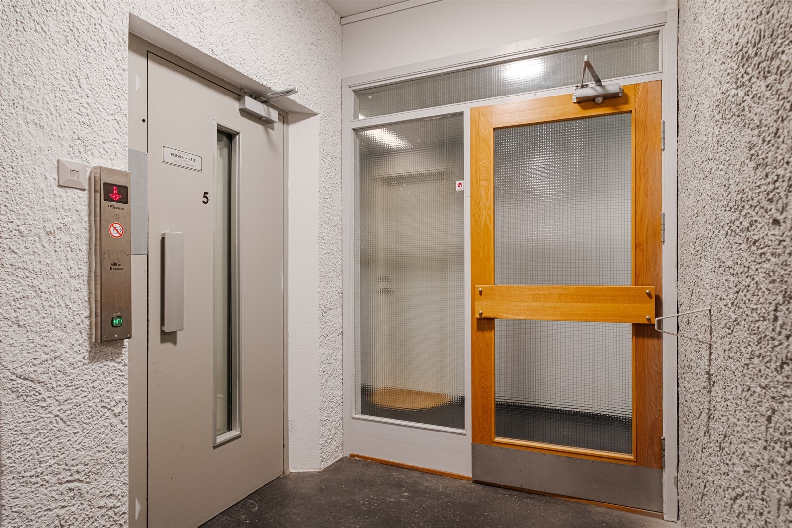Det er heis i bygget, som gir enkelt adkomst til leiligheten. Galleribilde