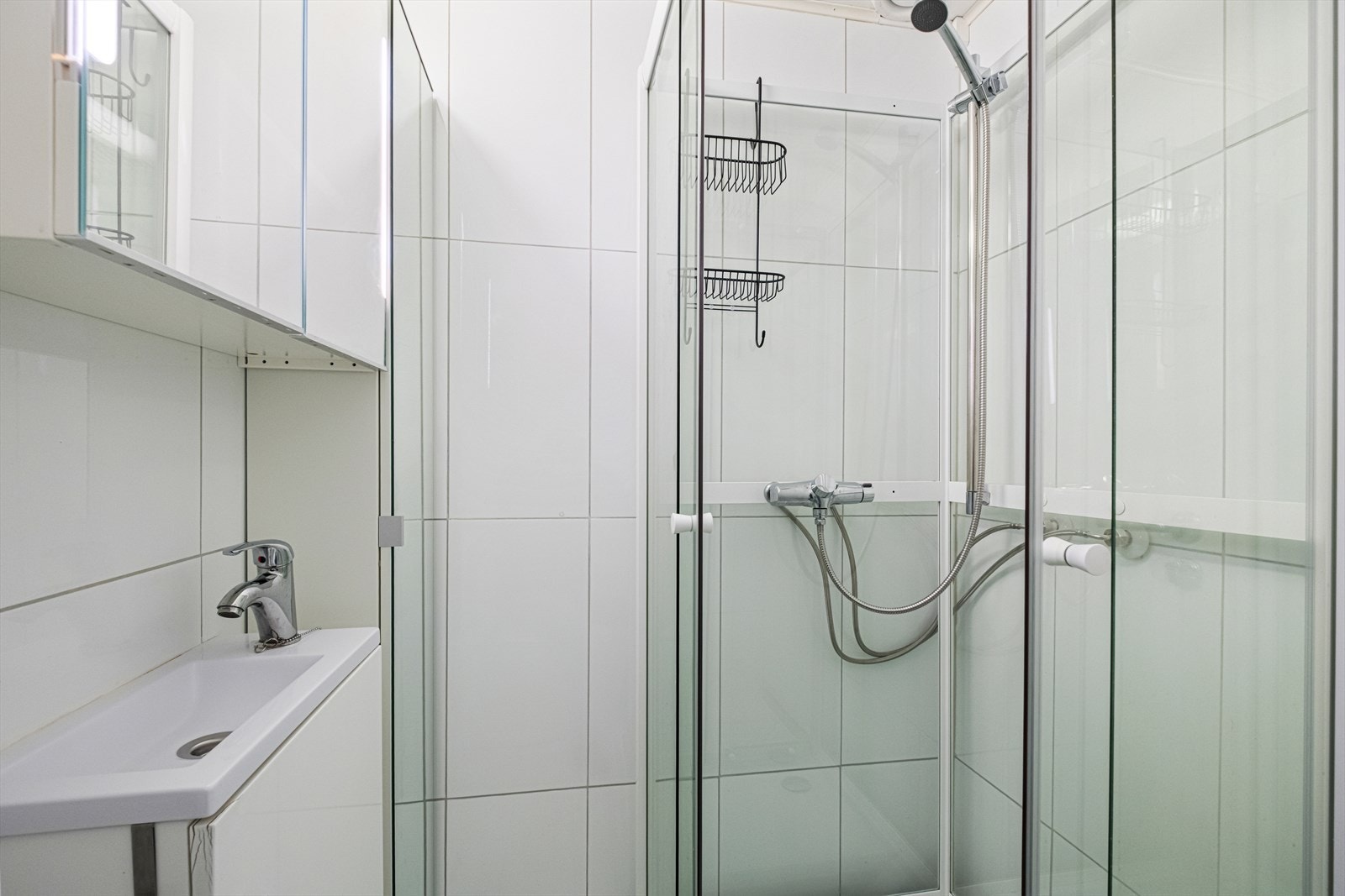 Badet er utstyrt med dusjkabinett og wc. Galleribilde