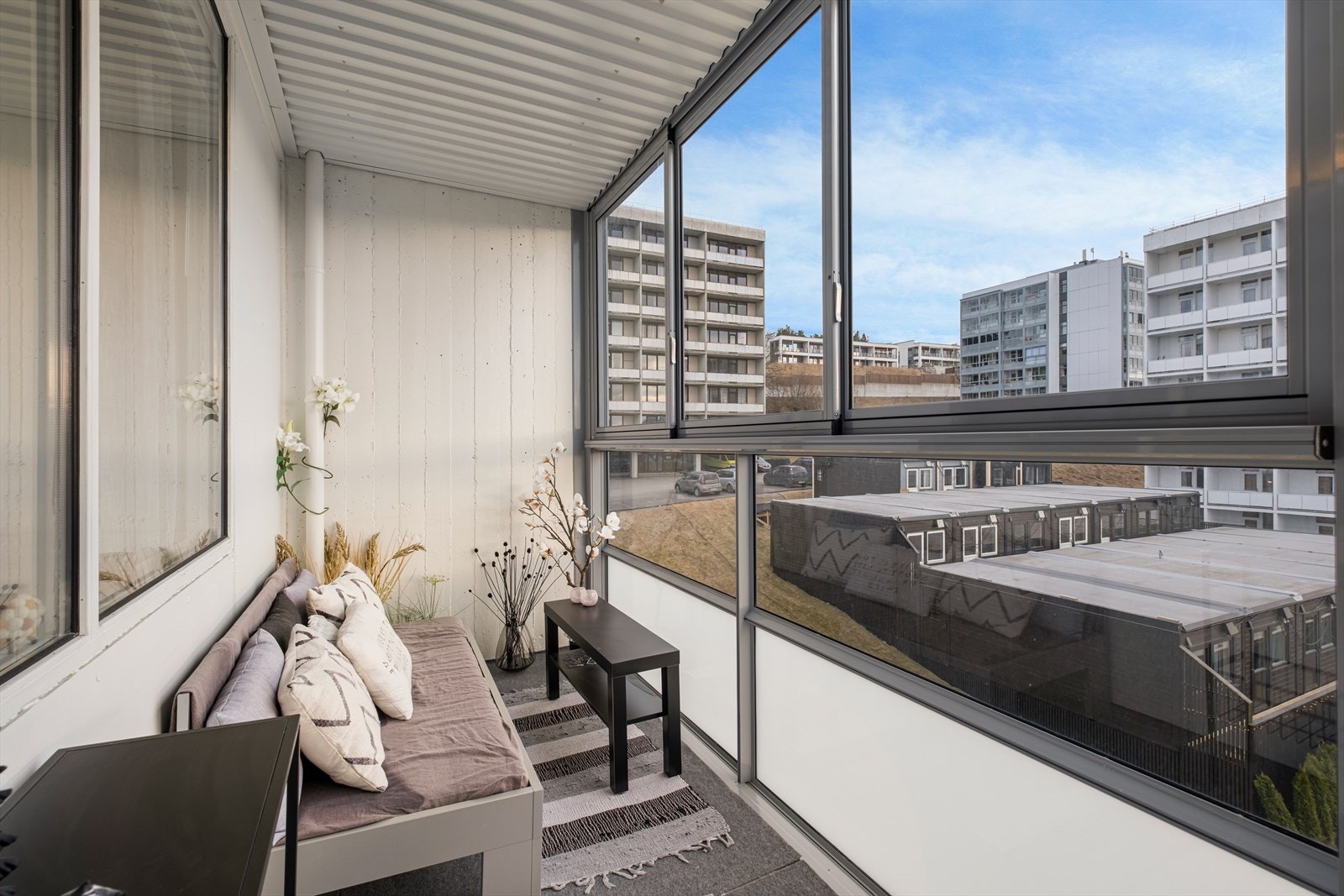 Fra stuen er det utgang til en romslig, innglasset balkong på ca. 7 m². Galleribilde