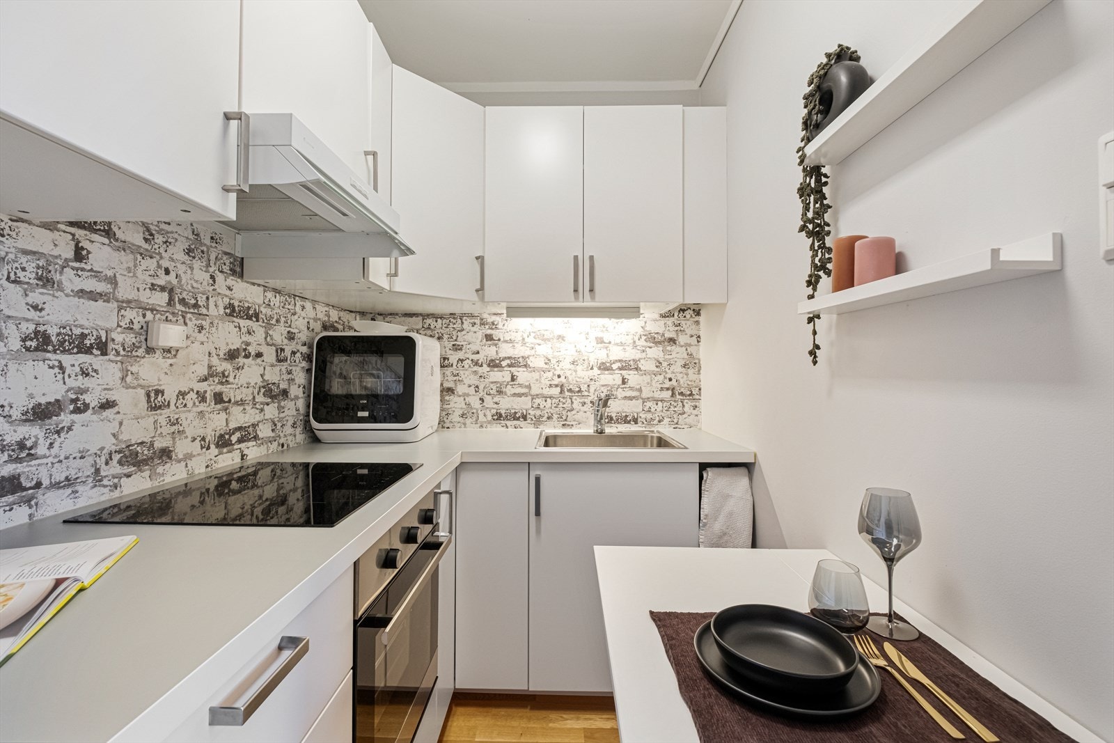 Kjøkkenet er utstyrt med integrert stekovn, ullintegrert kjøl/fryseskap og induksjon platetopp. Galleribilde