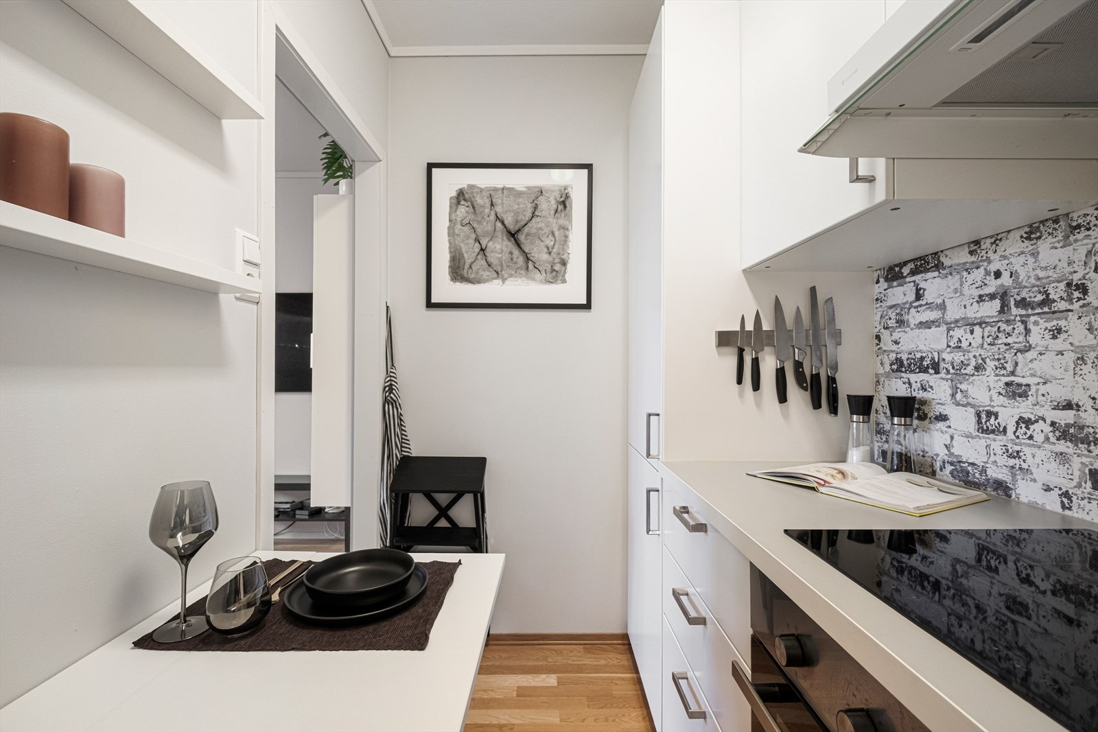 Det er kjøkkenventilator med avtrekk via sentralt avtrekksanlegg i bygget. Galleribilde