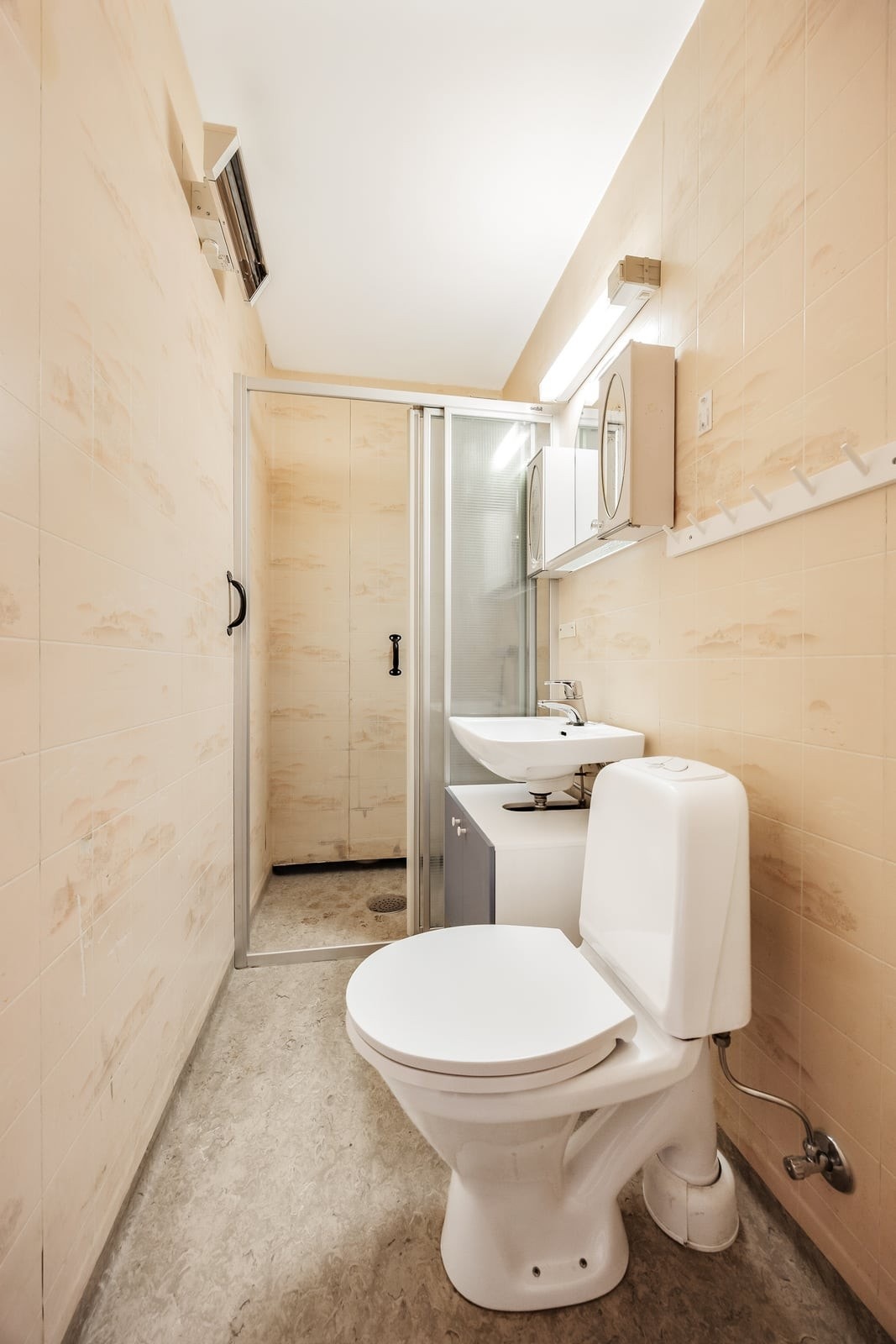 Leiligheten inneholder to bad. Dette er utstyrt med dusj, servant og toalett. Galleribilde