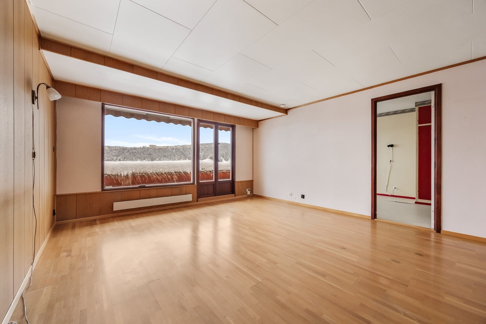 Fra stuen er det utgang til en vestvendt og terrassert uteplass på 14 m². Galleribilde